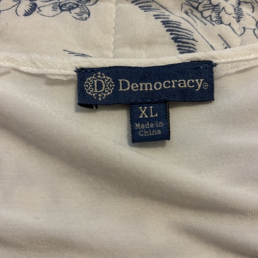 BIG DIVORCE SALE—Democracy White Textured Blouse with Lace Detail - Picture 10 of 10
